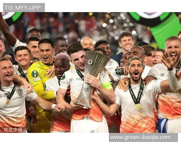 足球明星们捧起冠军奖杯的荣耀瞬间定格在镜头中